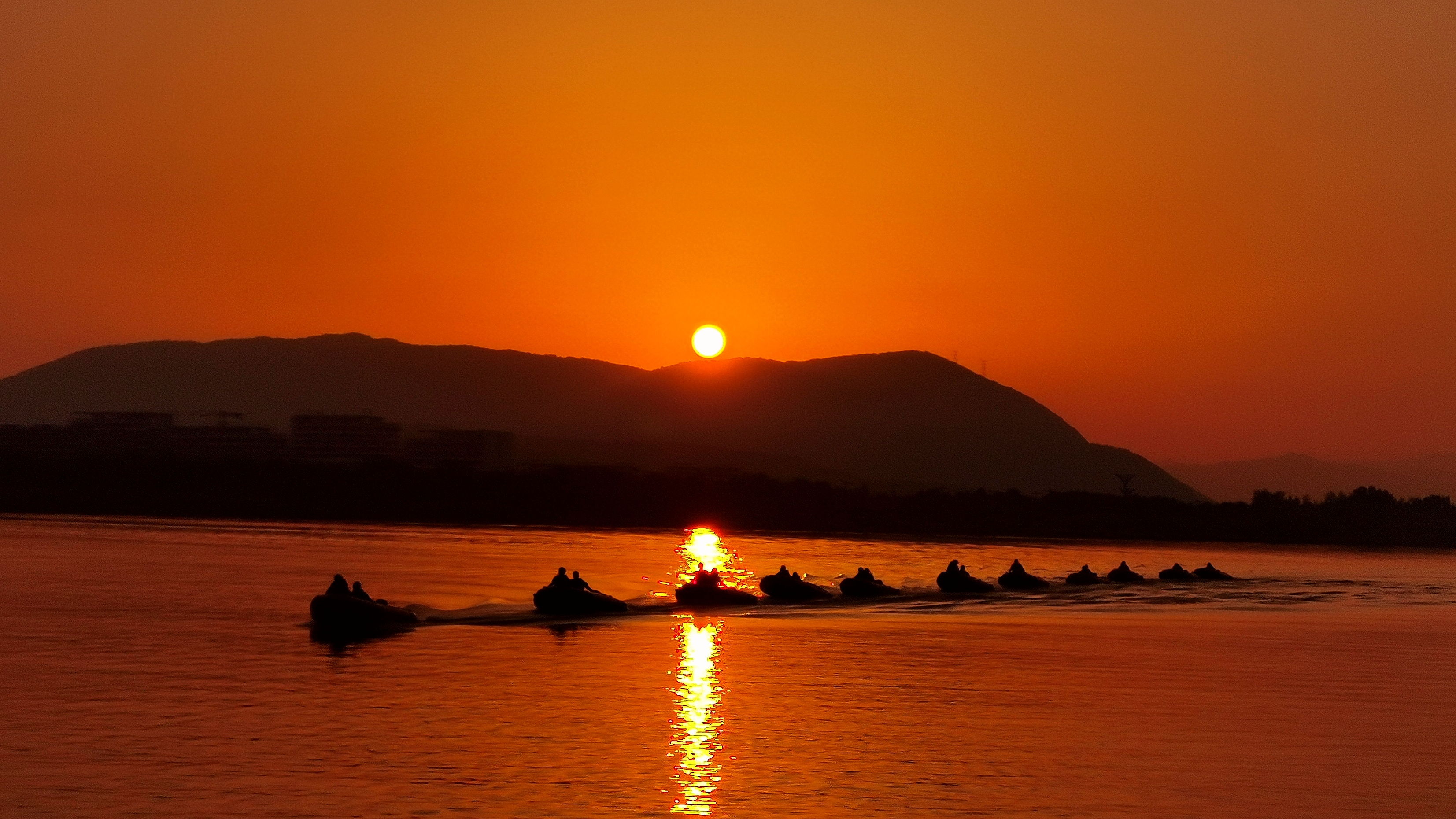 《夕陽(yáng)下的逆行者》